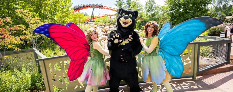 Flit & Flutter and Benjamin Bear at Wildwood grove at Dollywood with 2 girls and a boy