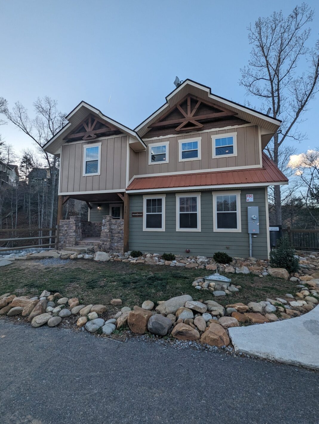 Fireside Retreat: A Family Cabin Near Dollywood theme park with Cozy Mornings & Cost-Saving Perks (Milo Approved!) 1 Fireside Retreat-Outside