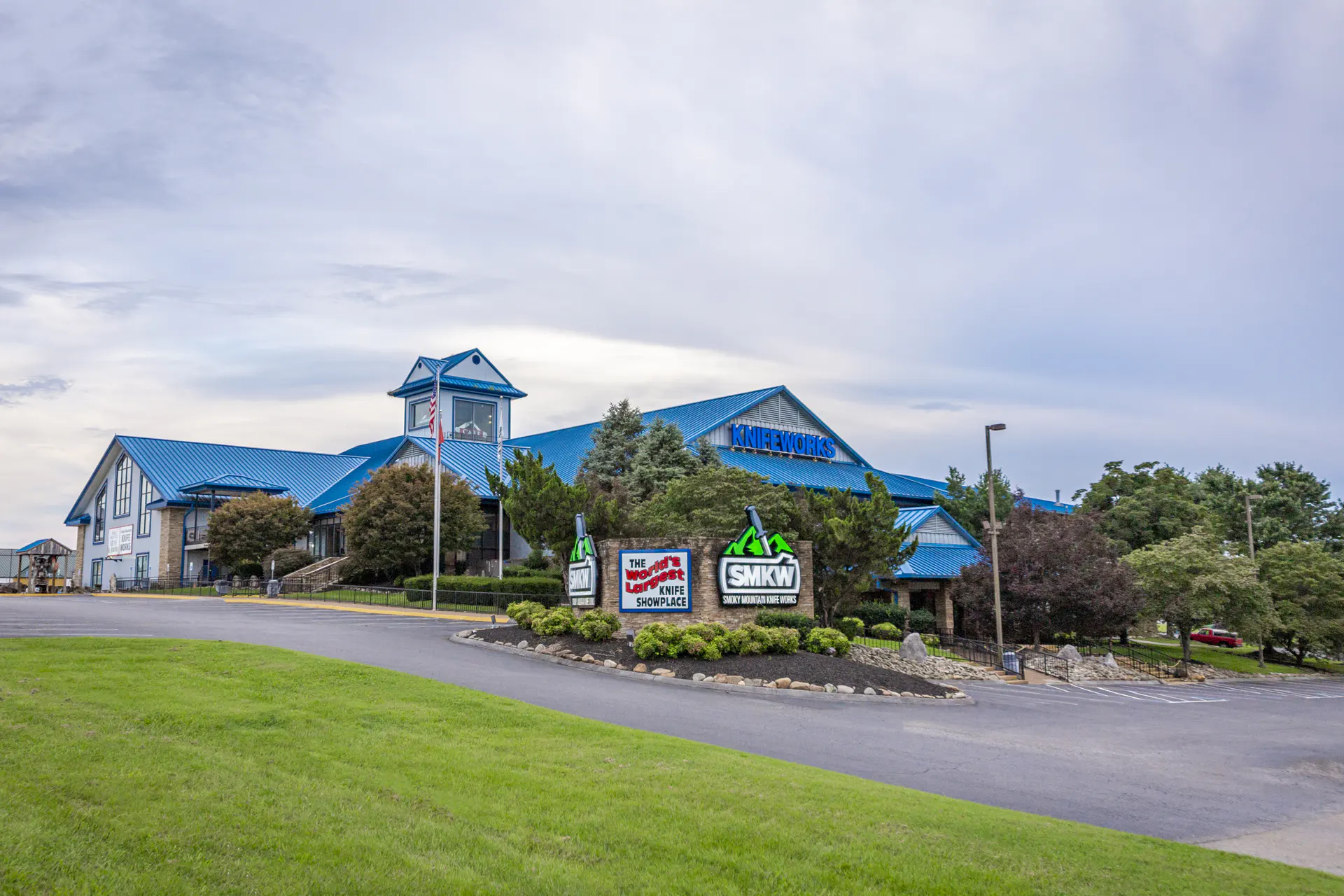 Exterior of Smoky Mountain Knife Works in Sevierville, TN Photo Credit: Smoky Moutain Knife Works