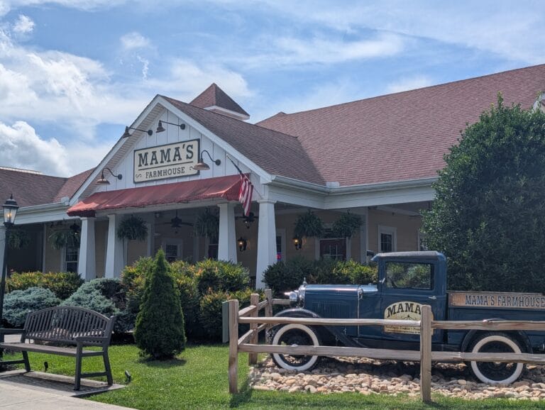 Mama's Farmhouse in Pigeon Forge, TN exterior