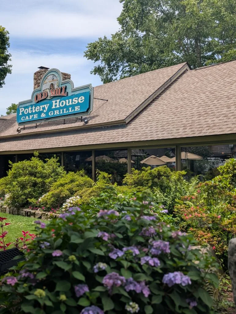 Exterior of Pottery House Cafe & Grille in Pigeon Forge, TN